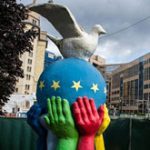 EU tặng tiền thưởng Nobel cho trẻ em vùng chiến