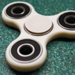 Cách chơi fidget spinner, thú vui xả stress đang khiến dân tình điên đảo