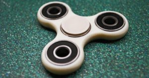 Cách chơi fidget spinner, thú vui xả stress đang khiến dân tình điên đảo