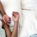 Thói quen gác tay lên trán khi ngủ và hậu quả không ngờ tới