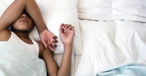 Thói quen gác tay lên trán khi ngủ và hậu quả không ngờ tới