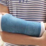 Cậu bé bị gãy xương do rối loạn tiêu hóa