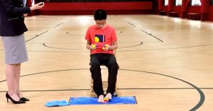 Giải 3 khối rubik bằng cả tay và chân