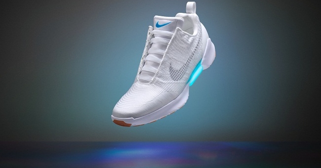 Nike ra giày thể thao tự buộc dây