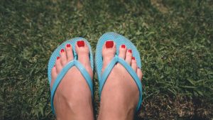 Giày thể thao, dép xỏ ngón, sandals đế bằng nguy hiểm cỡ nào?