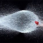Cú nhảy của những giọt nước trong không khí