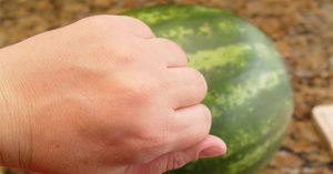 Nhà vật lý học giải thích hành động “vỗ vỗ” vào quả dưa hấu