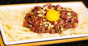 Lưu ý khi ăn thịt tái sống
