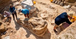 Quái thú “mặt quỷ” hiện nguyên hình giữa lòng sông