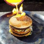 Phản ứng không ai ngờ tới khi đổ đồng nung chảy vào bánh Hamburger