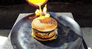 Phản ứng không ai ngờ tới khi đổ đồng nung chảy vào bánh Hamburger