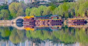 Hiện tượng lạ ở hồ nước đẹp như phim cổ trang ở Trung Quốc: Ếch nơi đây không bao giờ kêu vì 3 nguyên nhân