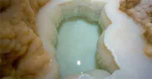 Hồ nước xanh như ngọc bên trong hang động kỳ lạ ở Mỹ