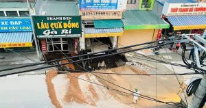 Cận cảnh “hố tử thần” sâu 5 mét, rộng hơn 10 mét ở Hà Nội