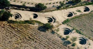 Bí ẩn loạt hố xoắn ốc đắp đá kỳ lạ ở Peru