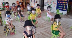 Học sinh đeo nón tấm chắn có thể bị mỏi mắt, đau đầu, cận thị