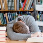 Giấc ngủ ngắn trước khi thi tốt hơn cố học nhồi nhét