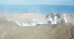 Núi lửa Taal của Philippines phun cột hơi nước