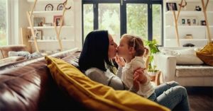 Vì sao cha mẹ không nên hôn môi con?