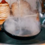 Tại sao không nên rửa chảo nóng dưới vòi nước lạnh?