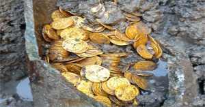 Hũ đồng xu vàng chôn hơn 1.500 năm dưới nhà hát Italy