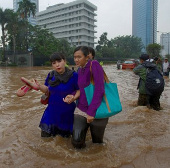 Indonesia muốn “đuổi” mưa để giảm lũ