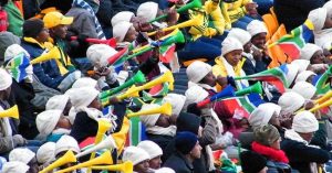 Kèn vuvuzela cổ vũ bóng đá có thể khiến bạn điếc tai