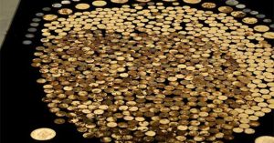 Người đàn ông may mắn đào trúng 700 đồng tiền cổ bằng vàng và bạc trên cánh đồng