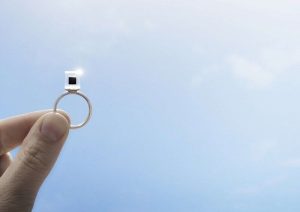 Nén khói bụi ô nhiễm thành đồ trang sức