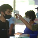 Bác sĩ chỉ cách để người trẻ ra ngoài không mang virus SARS-CoV-2 về nhà