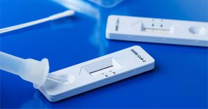 Dung dịch trong kit test nhanh Covid-19 có thể gây độc?