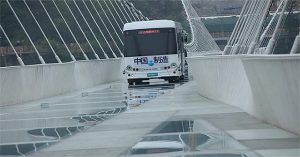 Trung Quốc: Lái xe buýt qua cầu kính khổng lồ để chứng minh độ an toàn của cây cầu