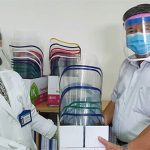 Bác sĩ Chợ Rẫy hướng dẫn cách làm tấm kính ngăn giọt bắn