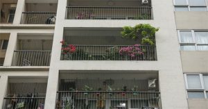 Lắp lưới bảo vệ ở ban công chung cư cao tầng thế nào cho đúng?
