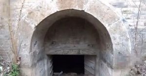 Nhìn hố lạ trên ruộng, không ngờ lại là mộ của hoàng tử nhà Minh