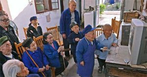 Làng người lùn bí ẩn ở Trung Quốc: Thế giới cổ tích ẩn trong rừng núi đời thực!