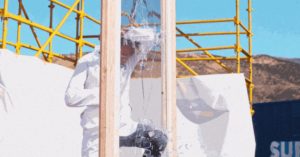 Cận cảnh màn lao đầu vào một tấm kính dưới góc quay cực chậm