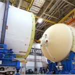 Quá trình lắp ráp tên lửa đưa con người trở lại Mặt trăng