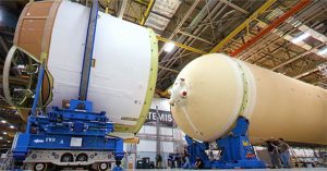 Quá trình lắp ráp tên lửa đưa con người trở lại Mặt trăng