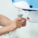 Lau khô tay bằng khăn giấy giúp phòng ngừa lây lan virus SARS-CoV-2