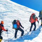 Tại sao việc leo lên đỉnh Everest phải bắt đầu lúc nửa đêm?
