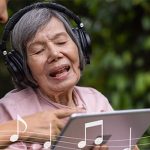 Liệu pháp mới bằng âm nhạc giúp điều trị hội chứng sa sút trí tuệ