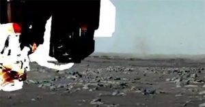 Robot NASA lần đầu chạm trán lốc cát trên sao Hỏa