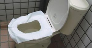 Đừng lót giấy khi đến nhà vệ sinh công cộng nữa, cũng chỉ vô dụng thôi