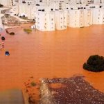 Lũ lụt như sóng thần ở Libya cuốn trôi người, xe cộ ra biển
