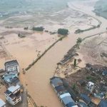 Chùm ảnh: Thành phố biến thành biển vì trận mưa lũ lớn nhất lịch sử, ít nhất 5 người chết, 15 người mất tích
