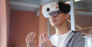 Mắt kính hỗ trợ người khiếm thính cậu học sinh trường chuyên Lê Hồng Phong