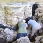 Khai quật được mặt nạ Maya cao bằng một người lớn