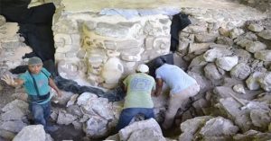 Khai quật được mặt nạ Maya cao bằng một người lớn