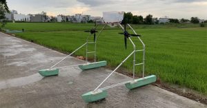 Phó giáo sư Việt làm máy tự động gieo hạt, bón phân cho lúa